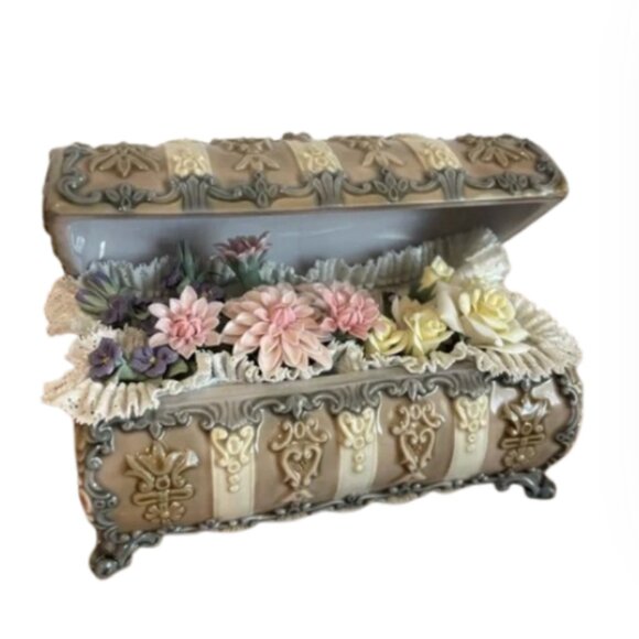 Rare Vintage Lladró Flower Chest #1572 Porcelain Figurine – Retired - Picture 1 of 16